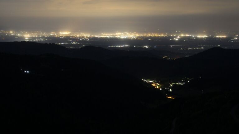 Dieses Bild zeigt eine Webcam-Aufnahme vom Achertal, aufgenommen am Sonntag, den 03.05.2026 um 04:20 Uhr. Die Temperatur betrug 13.9°C.