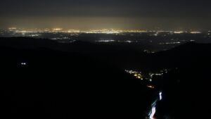 Dieses Bild zeigt eine Webcam-Aufnahme vom Achertal, aufgenommen am Freitag, den 20.03.2026 um 02:00 Uhr. Die Temperatur betrug 2.6°C.