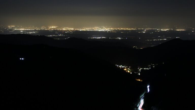 Dieses Bild zeigt eine Webcam-Aufnahme vom Achertal, aufgenommen am Freitag, den 20.03.2026 um 02:00 Uhr. Die Temperatur betrug 2.6°C.