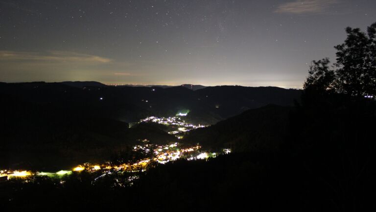 Dieses Bild zeigt eine Webcam-Aufnahme vom Achertal, aufgenommen am Mittwoch, den 14.10.2026 um 21:30 Uhr. Die Temperatur betrug 13.3°C.