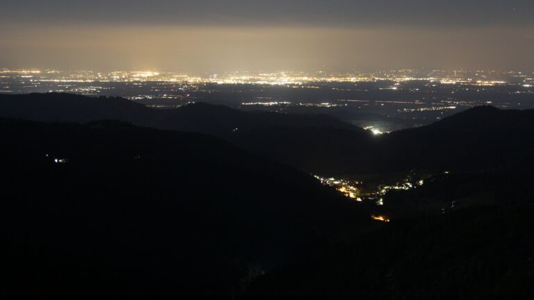 Dieses Bild zeigt eine Webcam-Aufnahme vom Achertal, aufgenommen am Mittwoch, den 01.10.2025 um 21:30 Uhr. Die Temperatur betrug 4.5°C.