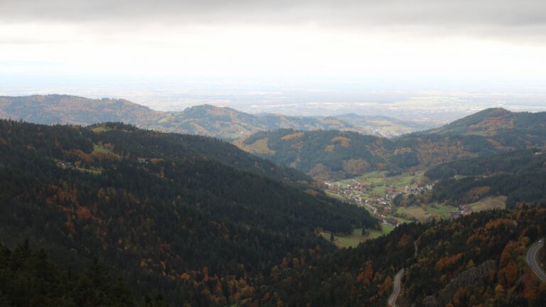 Dieses Bild zeigt eine Webcam-Aufnahme vom Achertal, aufgenommen am Montag, den 20.10.2025 um 17:10 Uhr. Die Temperatur betrug 9.4°C.