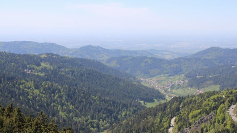 Dieses Bild zeigt eine Webcam-Aufnahme vom Achertal, aufgenommen am Mittwoch, den 29.04.2026 um 14:10 Uhr. Die Temperatur betrug 13.7°C.