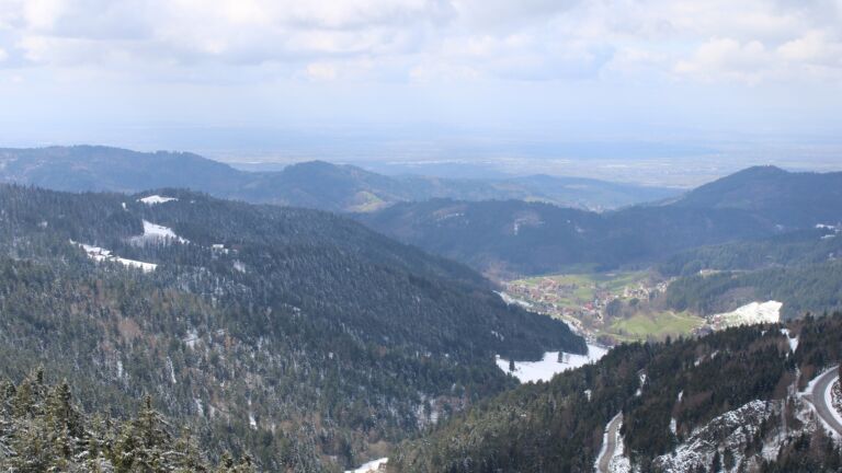 Dieses Bild zeigt eine Webcam-Aufnahme vom Achertal, aufgenommen am Sonntag, den 29.03.2026 um 14:20 Uhr. Die Temperatur betrug 2.1°C.