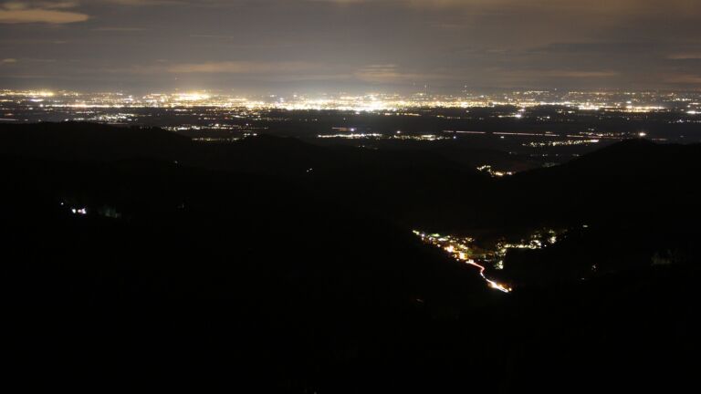 Dieses Bild zeigt eine Webcam-Aufnahme vom Achertal, aufgenommen am Montag, den 20.10.2025 um 21:30 Uhr. Die Temperatur betrug 9.3°C.