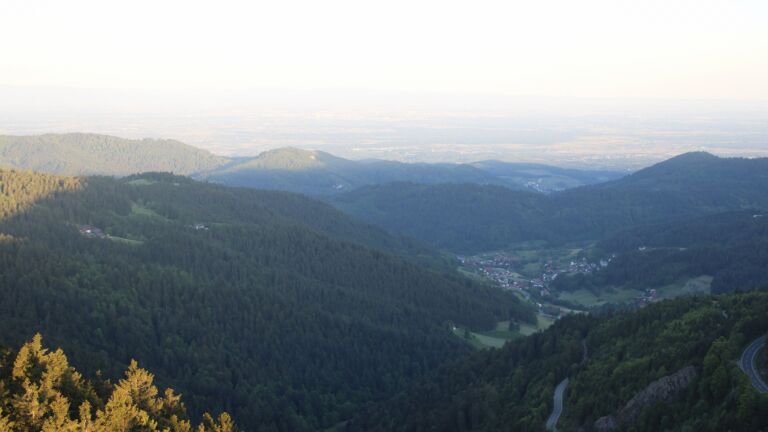 Dieses Bild zeigt eine Webcam-Aufnahme vom Achertal, aufgenommen am Freitag, den 16.05.2025 um 06:20 Uhr. Die Temperatur betrug 5.1°C.
