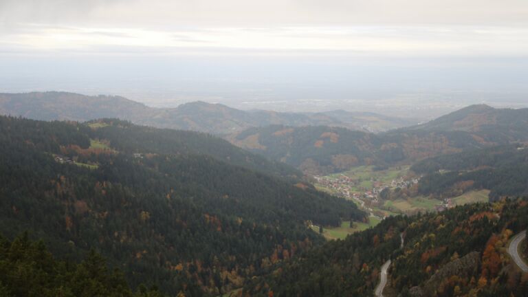 Dieses Bild zeigt eine Webcam-Aufnahme vom Achertal, aufgenommen am Dienstag, den 28.10.2025 um 08:20 Uhr. Die Temperatur betrug 3.8°C.