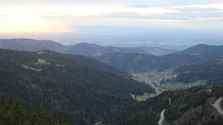 Dieses Bild zeigt eine Webcam-Aufnahme vom Achertal, aufgenommen am Freitag, den 13.03.2026 um 18:00 Uhr. Die Temperatur betrug 7.6°C.