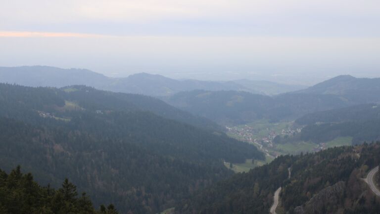 Dieses Bild zeigt eine Webcam-Aufnahme vom Achertal, aufgenommen am Freitag, den 10.04.2026 um 18:10 Uhr. Die Temperatur betrug 7.1°C.