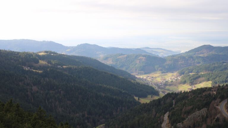 Dieses Bild zeigt eine Webcam-Aufnahme vom Achertal, aufgenommen am Mittwoch, den 17.12.2025 um 14:00 Uhr. Die Temperatur betrug 6.1°C.