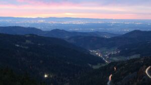 Dieses Bild zeigt eine Webcam-Aufnahme vom Achertal, aufgenommen am Freitag, den 31.10.2025 um 17:40 Uhr. Die Temperatur betrug 10.3°C.