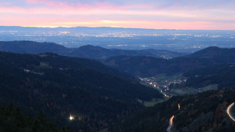 Dieses Bild zeigt eine Webcam-Aufnahme vom Achertal, aufgenommen am Freitag, den 31.10.2025 um 17:40 Uhr. Die Temperatur betrug 10.3°C.