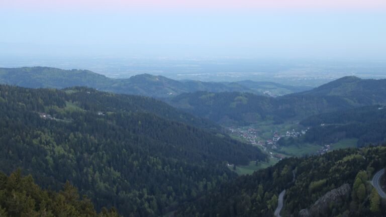 Dieses Bild zeigt eine Webcam-Aufnahme vom Achertal, aufgenommen am Samstag, den 25.04.2026 um 06:10 Uhr. Die Temperatur betrug 10.2°C.