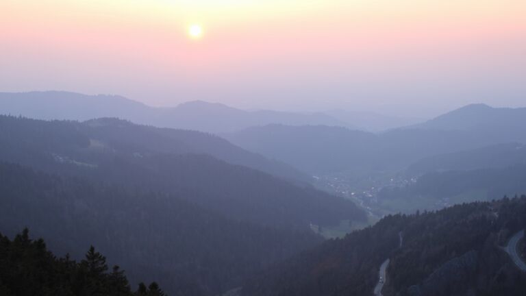 Dieses Bild zeigt eine Webcam-Aufnahme vom Achertal, aufgenommen am Sonntag, den 22.03.2026 um 18:30 Uhr. Die Temperatur betrug 5.5°C.