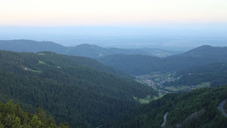 Dieses Bild zeigt eine Webcam-Aufnahme vom Achertal, aufgenommen am Freitag, den 30.05.2025 um 05:50 Uhr. Die Temperatur betrug 12.8°C.
