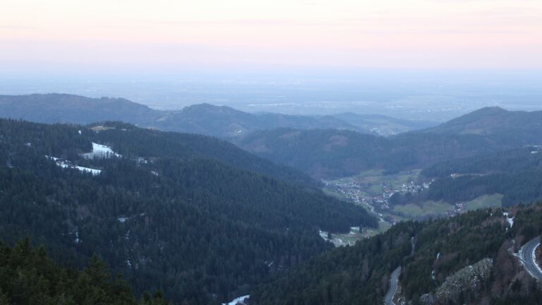 Dieses Bild zeigt eine Webcam-Aufnahme vom Achertal, aufgenommen am Freitag, den 16.01.2026 um 08:20 Uhr. Die Temperatur betrug 5.1°C.