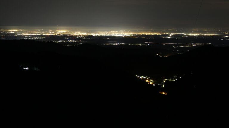 Dieses Bild zeigt eine Webcam-Aufnahme vom Achertal, aufgenommen am Freitag, den 31.10.2025 um 04:00 Uhr. Die Temperatur betrug 6.2°C.