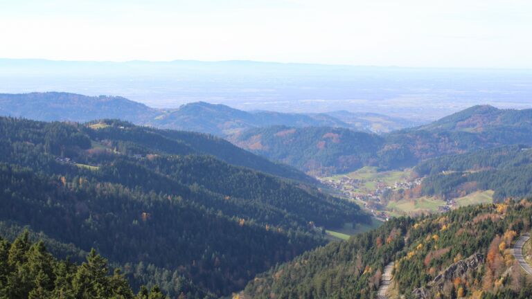 Dieses Bild zeigt eine Webcam-Aufnahme vom Achertal, aufgenommen am Dienstag, den 04.11.2025 um 13:30 Uhr. Die Temperatur betrug 11.9°C.