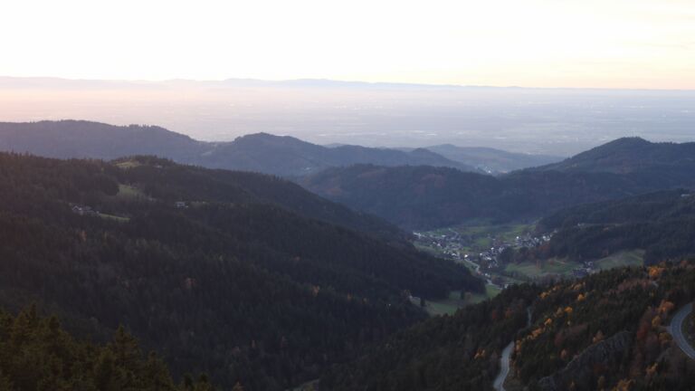 Dieses Bild zeigt eine Webcam-Aufnahme vom Achertal, aufgenommen am Dienstag, den 04.11.2025 um 17:20 Uhr. Die Temperatur betrug 11.1°C.