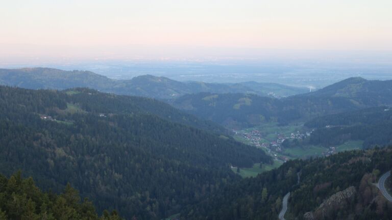 Dieses Bild zeigt eine Webcam-Aufnahme vom Achertal, aufgenommen am Freitag, den 17.04.2026 um 06:50 Uhr. Die Temperatur betrug 9.9°C.