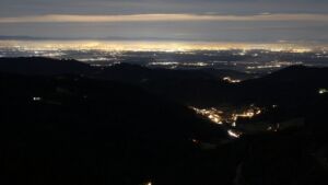 Dieses Bild zeigt eine Webcam-Aufnahme vom Achertal, aufgenommen am Samstag, den 29.11.2025 um 21:00 Uhr. Die Temperatur betrug 6.4°C.