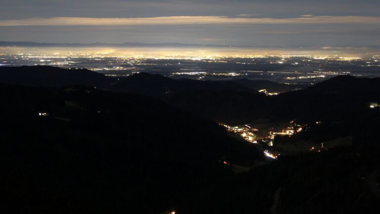 Dieses Bild zeigt eine Webcam-Aufnahme vom Achertal, aufgenommen am Samstag, den 29.11.2025 um 21:00 Uhr. Die Temperatur betrug 6.4°C.