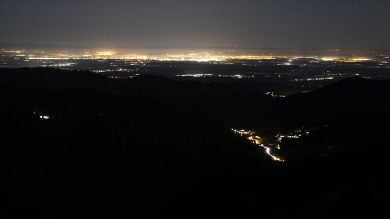 Dieses Bild zeigt eine Webcam-Aufnahme vom Achertal, aufgenommen am Mittwoch, den 12.11.2025 um 00:30 Uhr. Die Temperatur betrug 9.4°C.