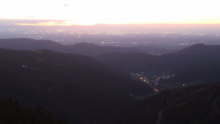 Dieses Bild zeigt eine Webcam-Aufnahme vom Achertal, aufgenommen am Mittwoch, den 15.10.2025 um 19:20 Uhr. Die Temperatur betrug 6.3°C.