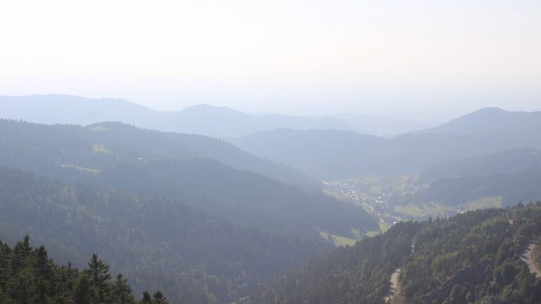 Dieses Bild zeigt eine Webcam-Aufnahme vom Achertal, aufgenommen am Montag, den 11.08.2025 um 17:40 Uhr. Die Temperatur betrug 23.5°C.