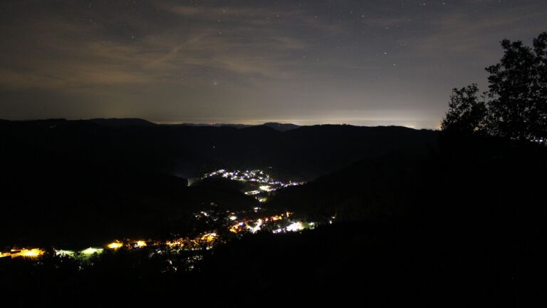 Dieses Bild zeigt eine Webcam-Aufnahme vom Achertal, aufgenommen am Donnerstag, den 15.10.2026 um 01:30 Uhr. Die Temperatur betrug 13.4°C.
