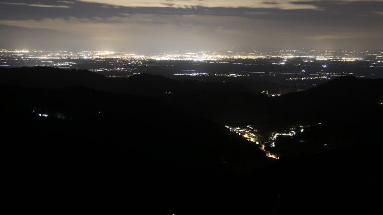 Dieses Bild zeigt eine Webcam-Aufnahme vom Achertal, aufgenommen am Freitag, den 24.10.2025 um 22:30 Uhr. Die Temperatur betrug 2.5°C.