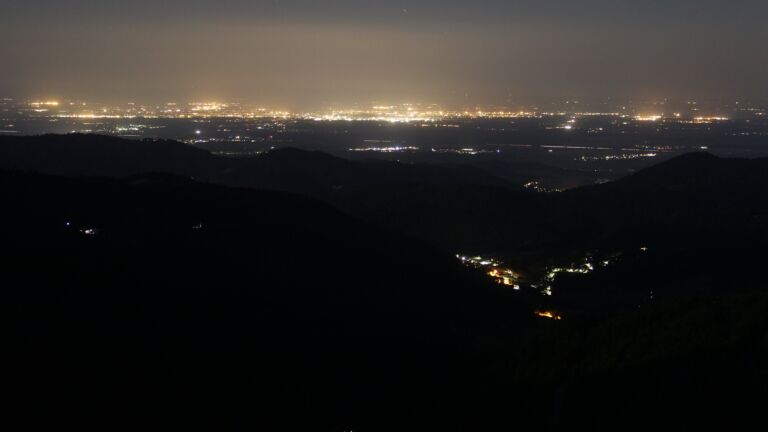Dieses Bild zeigt eine Webcam-Aufnahme vom Achertal, aufgenommen am Donnerstag, den 15.05.2025 um 01:00 Uhr. Die Temperatur betrug 12.8°C.