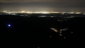 Dieses Bild zeigt eine Webcam-Aufnahme vom Achertal, aufgenommen am Freitag, den 19.12.2025 um 00:30 Uhr. Die Temperatur betrug 6.8°C.