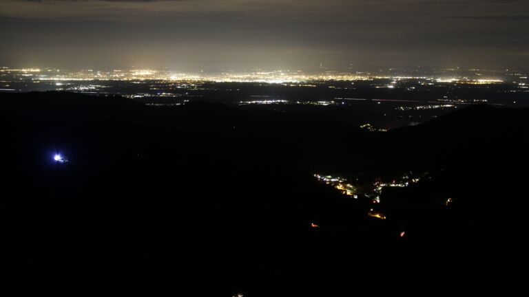 Dieses Bild zeigt eine Webcam-Aufnahme vom Achertal, aufgenommen am Freitag, den 19.12.2025 um 00:30 Uhr. Die Temperatur betrug 6.8°C.