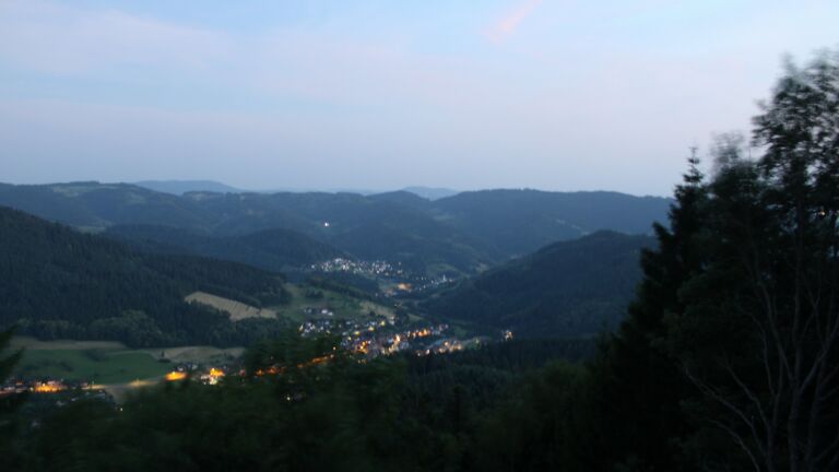 Dieses Bild zeigt eine Webcam-Aufnahme vom Achertal, aufgenommen am Donnerstag, den 25.06.2026 um 22:20 Uhr. Die Temperatur betrug 28.2°C.