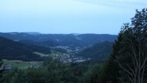 Dieses Bild zeigt eine Webcam-Aufnahme vom Achertal, aufgenommen am Mittwoch, den 08.07.2026 um 05:20 Uhr. Die Temperatur betrug 17.3°C.