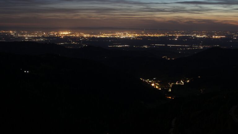 Dieses Bild zeigt eine Webcam-Aufnahme vom Achertal, aufgenommen am Sonntag, den 26.04.2026 um 21:50 Uhr. Die Temperatur betrug 10.1°C.