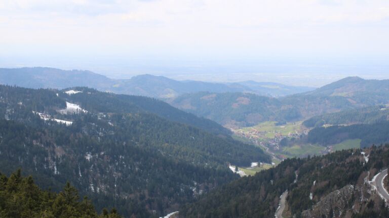 Dieses Bild zeigt eine Webcam-Aufnahme vom Achertal, aufgenommen am Freitag, den 03.04.2026 um 14:30 Uhr. Die Temperatur betrug 5.4°C.