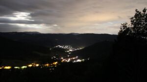 Dieses Bild zeigt eine Webcam-Aufnahme vom Achertal, aufgenommen am Montag, den 27.07.2026 um 01:00 Uhr. Die Temperatur betrug 18.8°C.