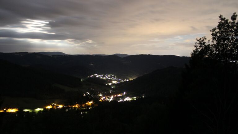 Dieses Bild zeigt eine Webcam-Aufnahme vom Achertal, aufgenommen am Montag, den 27.07.2026 um 01:00 Uhr. Die Temperatur betrug 18.8°C.