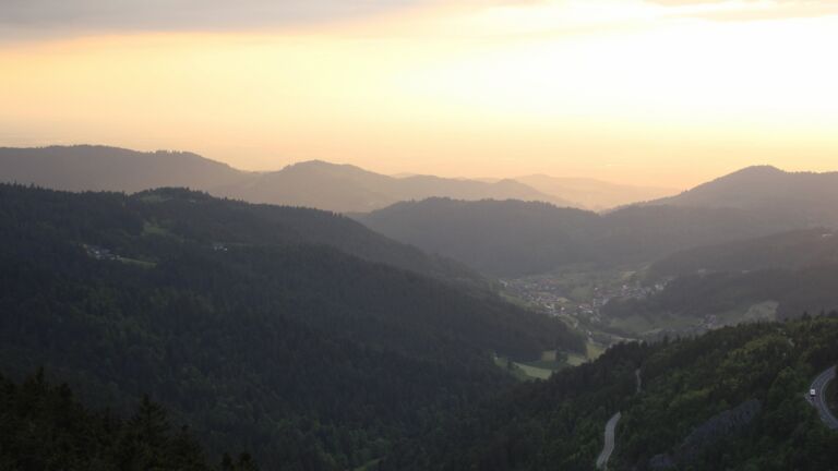 Dieses Bild zeigt eine Webcam-Aufnahme vom Achertal, aufgenommen am Samstag, den 17.05.2025 um 20:30 Uhr. Die Temperatur betrug 9.4°C.