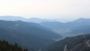 Dieses Bild zeigt eine Webcam-Aufnahme vom Achertal, aufgenommen am Montag, den 23.03.2026 um 15:10 Uhr. Die Temperatur betrug 6.8°C.