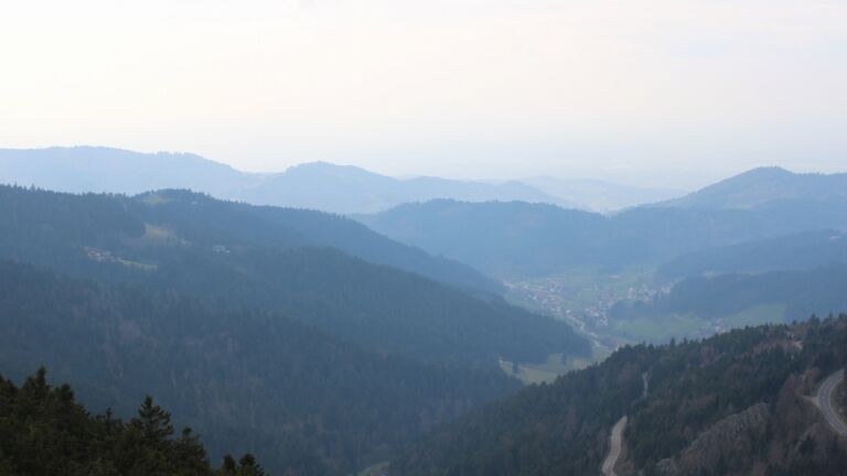 Dieses Bild zeigt eine Webcam-Aufnahme vom Achertal, aufgenommen am Montag, den 23.03.2026 um 15:10 Uhr. Die Temperatur betrug 6.8°C.