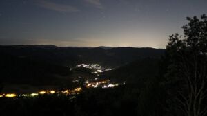 Dieses Bild zeigt eine Webcam-Aufnahme vom Achertal, aufgenommen am Freitag, den 07.08.2026 um 02:30 Uhr. Die Temperatur betrug 16.7°C.