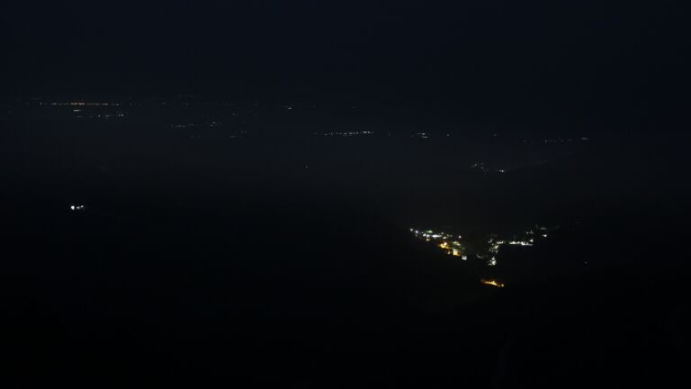 Dieses Bild zeigt eine Webcam-Aufnahme vom Achertal, aufgenommen am Sonntag, den 01.03.2026 um 05:00 Uhr. Die Temperatur betrug 3.3°C.