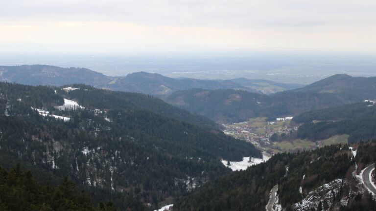 Dieses Bild zeigt eine Webcam-Aufnahme vom Achertal, aufgenommen am Mittwoch, den 14.01.2026 um 13:50 Uhr. Die Temperatur betrug 5.5°C.