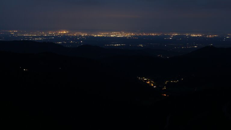 Dieses Bild zeigt eine Webcam-Aufnahme vom Achertal, aufgenommen am Mittwoch, den 27.08.2025 um 05:50 Uhr. Die Temperatur betrug 16.5°C.