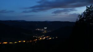 Dieses Bild zeigt eine Webcam-Aufnahme vom Achertal, aufgenommen am Freitag, den 15.05.2026 um 22:00 Uhr. Die Temperatur betrug 4.4°C.