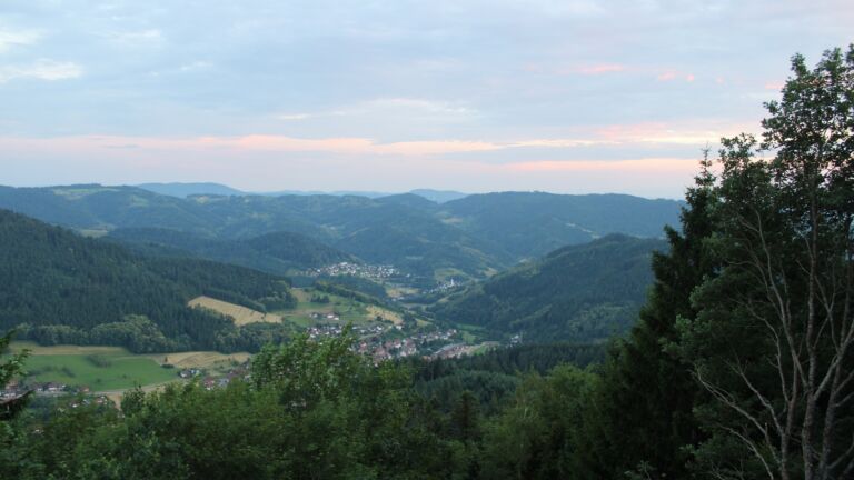 Dieses Bild zeigt eine Webcam-Aufnahme vom Achertal, aufgenommen am Dienstag, den 23.06.2026 um 21:40 Uhr. Die Temperatur betrug 26°C.