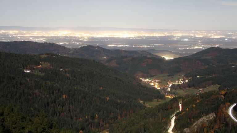 Dieses Bild zeigt eine Webcam-Aufnahme vom Achertal, aufgenommen am Dienstag, den 04.11.2025 um 19:00 Uhr. Die Temperatur betrug 11.2°C.